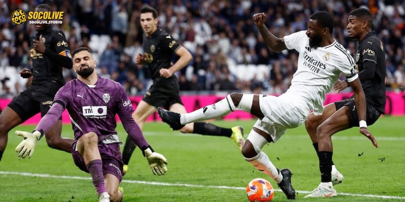 Cổ động viên Real Madrid hết lòng cổ vũ trong trận đấu đầy kịch tính với Valencia