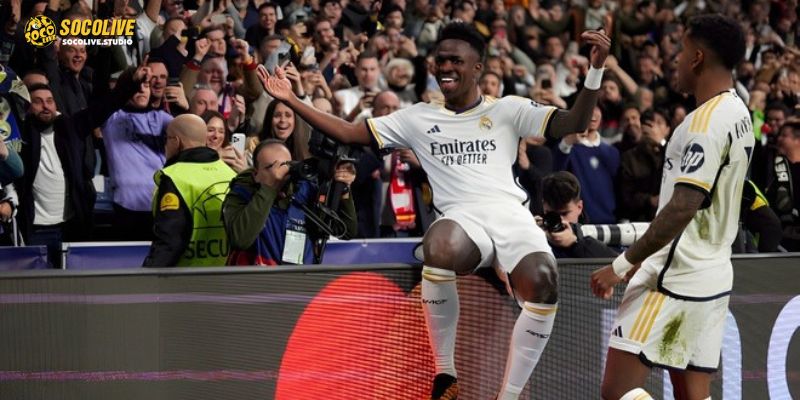 Dàn sao Galacticos của Real Madrid đối mặt với sức ép khủng khiếp từ khán đài Hang Dơi